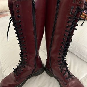 Rate Dr. Martens 20 eyelet boots